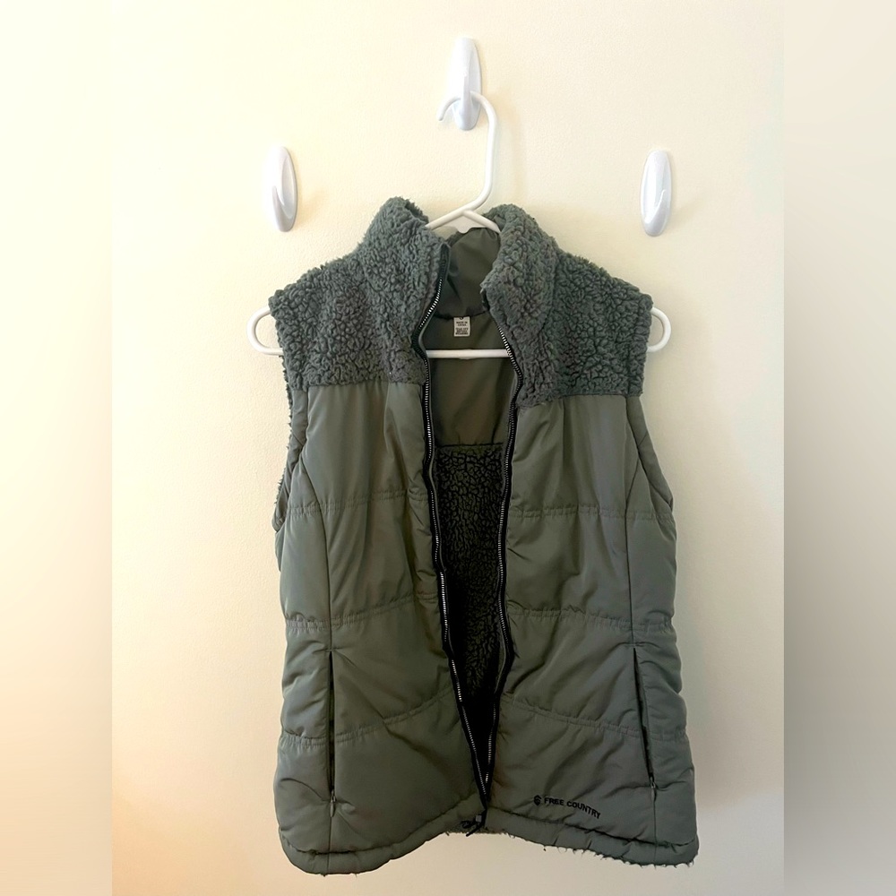 Green no sleeved puffer jacket. Vest jacket